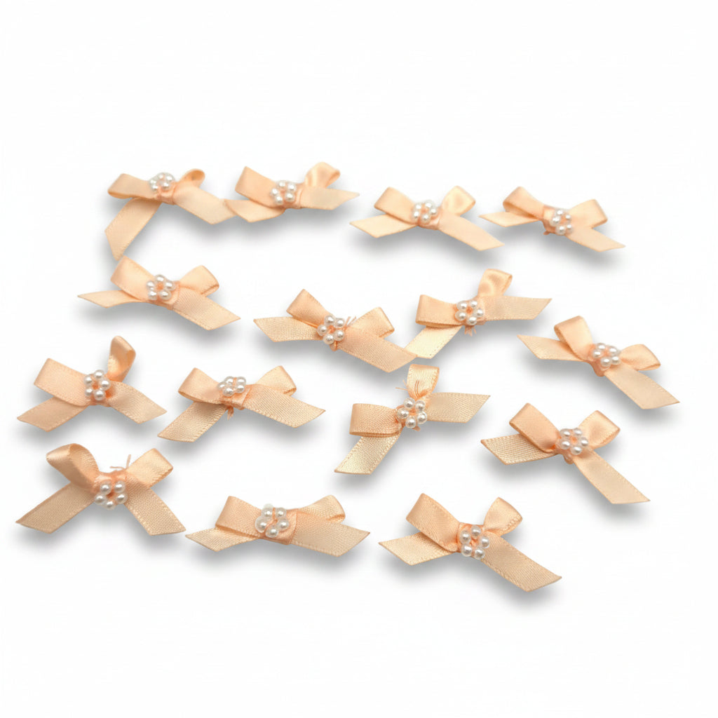 Satijnen Strikje met 5 Parels – Perzik (20x40mm)