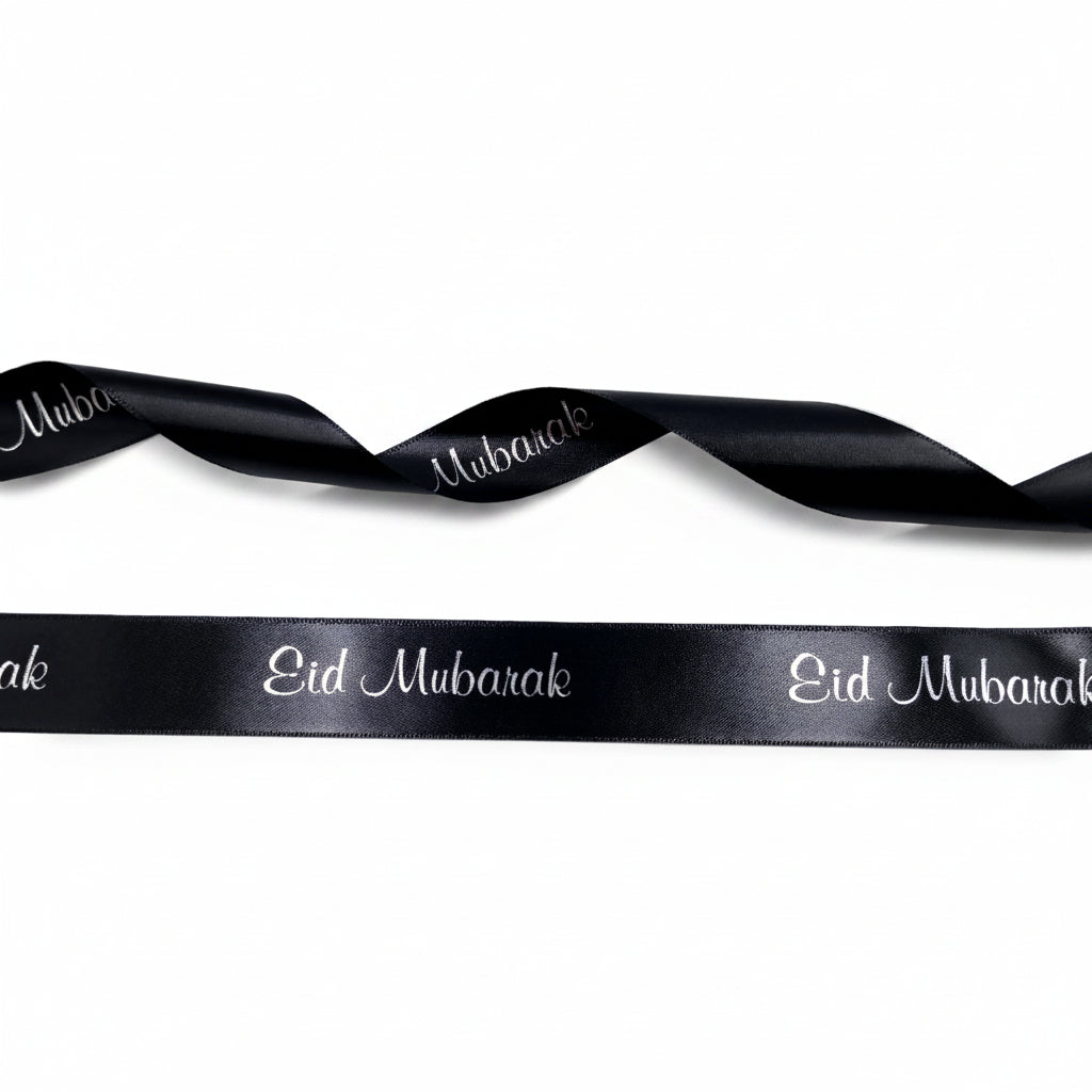 20mm Luxe satijnlint  zwart bedrukt met Eid Mubarak in zilver per rol van 25 meter.